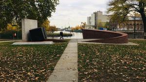 Mahnmal für die deportierten und ermordeten Spandauer Juden am Ufer der Altstadt in Berlin-Spandau.