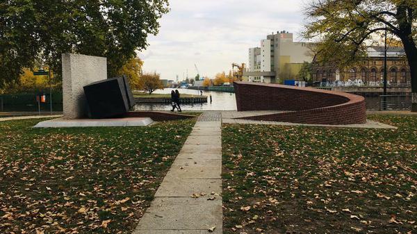 Mahnmal für die deportierten und ermordeten Spandauer Juden am Ufer der Altstadt in Berlin-Spandau.