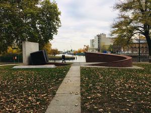 Mahnmal für die deportierten und ermordeten Spandauer Juden am Ufer der Altstadt in Berlin-Spandau.