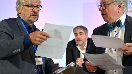 Christoph Links (l), Christoph Nix (r), PEN- Mitglieder, vor Deniz Yücel (M).