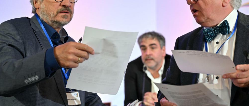 Christoph Links (l), Christoph Nix (r), PEN- Mitglieder, vor Deniz Yücel (M).