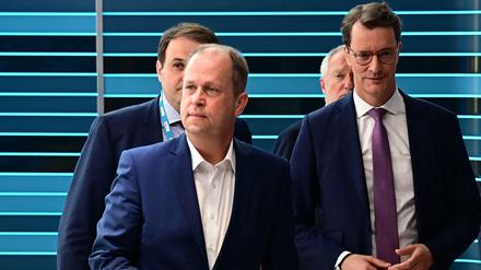 Der Spitzenkandidat der FDP in NRW, Joachim Stamp (l.) mit Nordrhein-Westfalens Ministerpräsident und Wahlsieger Hendrik Wuest nach der Landtagswahl.