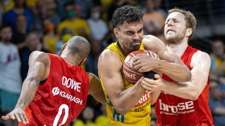 Ab durch die Mitte: Albas Oscar da Silva rangelt mit den Bambergern Chris Dowe und Christian Sengfelder.