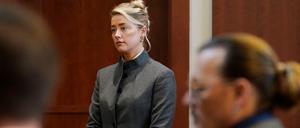 Amber Heard (M) und Johnny Depp (r), beide Schauspieler aus den USA, beobachten, wie die Geschworenen nach einer Pause in den Gerichtssaal des Fairfax County Circuit Courthouse kommen. Vor Gericht hat Schauspielerin Amber Heard ihrem früheren Ehemann Johnny Depp erneut gewalttätiges Verhalten vorgeworfen.