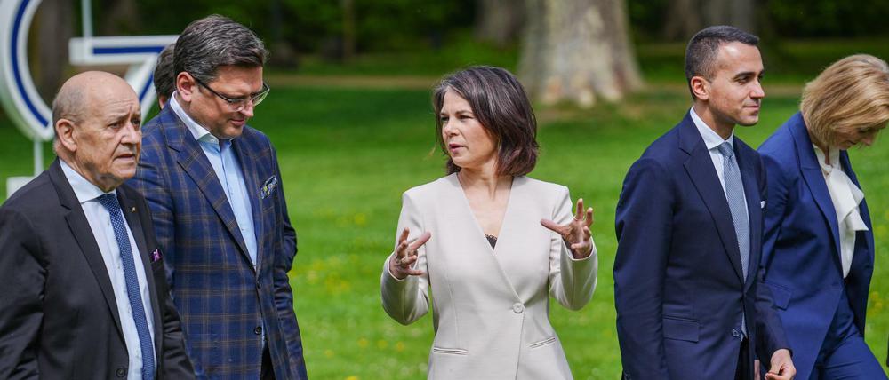 Bundesaußenministerin Annalena Baerbock mit ihren europäischen Amtskollegen und dem Ukrainer Dmytro Kuleba
