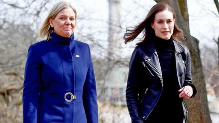 Schwedens Ministerpräsidentin Magdalena Andersson (l.) und Finnlands Ministerpräsidentin Sanna Marin