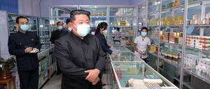 Nordkoreas Machthaber Kim Jong Un in einer Apotheke