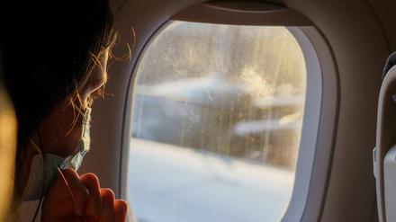 In der EU wurden weitere Corona-Maßnahmen gelockert. Unter anderem die Maskenpflicht im Flugzeug in einigen Ländern.