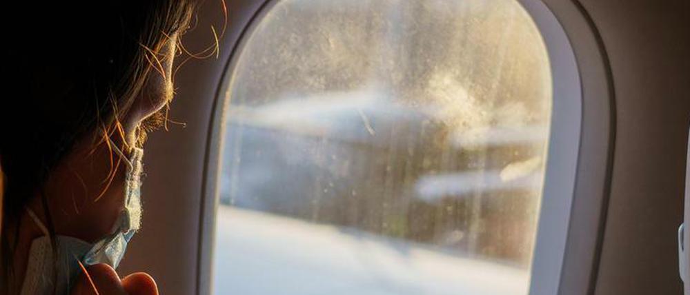 In der EU wurden weitere Corona-Maßnahmen gelockert. Unter anderem die Maskenpflicht im Flugzeug in einigen Ländern.