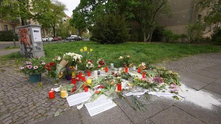 Ende April wurde die sechsfache Mutter in Pankow auf der Straße erstochen. Ihr Ehemann kam als mutmaßlicher Täter in Untersuchungshaft. Am Tatort wurden Blumen und Kerzen abgelegt.