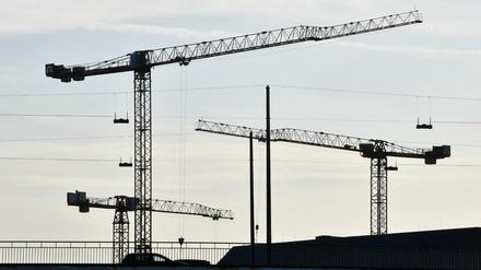 Kräne stehen auf einer Baustelle in Düsseldorf