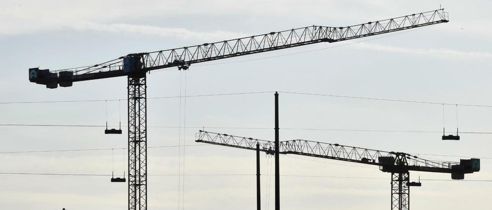 Kräne stehen auf einer Baustelle in Düsseldorf