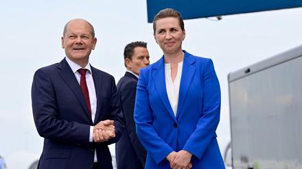 Bundeskanzler Olaf Scholz (l, SPD) und Dänemarks Ministerpräsidentin Mette Frederiksen nehmen am Nordsee-Gipfel teil.
