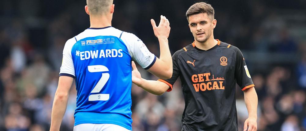 Mittlerweile spielt Jake Daniels beim britischen Zweitliga-Klub FC Blackpool.