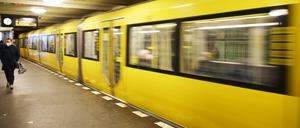 Die BVG baut neue Gleisverbindungen, die den U-Bahn-Betrieb bei Störungen und Bauarbeiten flexibler machen sollen (Archivbild).