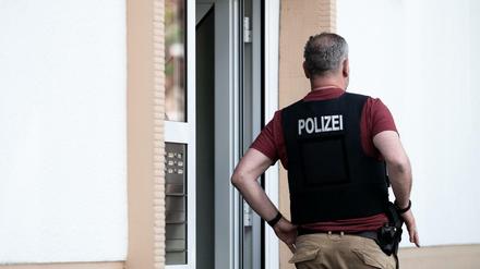 In Essen durchsuchte die Polizei die Wohnung eines weiteren Verdächtigen.