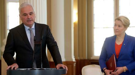 Berlins Regierende Bürgermeisterin Franziska Giffey unterzeichnete Ende April mit Stefan Oelrich (Bayer AG) ein Memorandum zur Errichtung eines Zentrum für Gen- und Zelltherapie. 