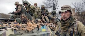 Die ukrainischen Soldaten erhalten zur Verteidigung auch aus Deutschland schwere Waffen. Doch was hilft auf Dauer?