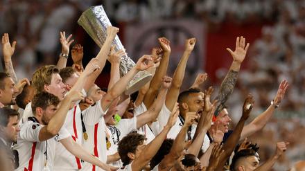 Die Mannschaft von Eintracht Frankfurt reckt die Europa-League-Trophäe in die Luft.
