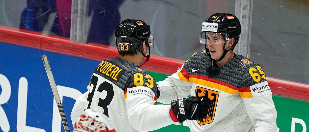 Marc Michaelis jubelt mit Leo Pföderl über den Siegtreffer.