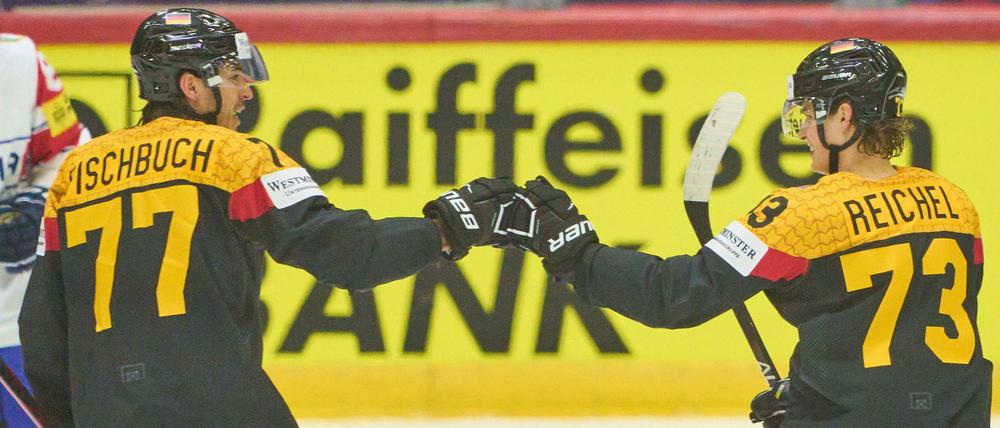 Läuft. Der Ex-Berliner Daniel Fischbuch feiert einen seiner Treffer mit dem Ex-Berliner Lukas Reichel.