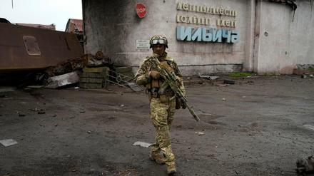 Ein russischer Soldat in Mariupol 