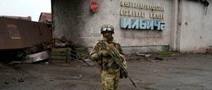 Ein russischer Soldat in Mariupol 