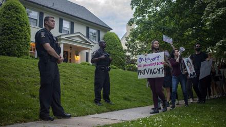 Polizisten und Demonstranten vor dem Wohnhaus von Richter John Roberts