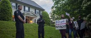 Polizisten und Demonstranten vor dem Wohnhaus von Richter John Roberts