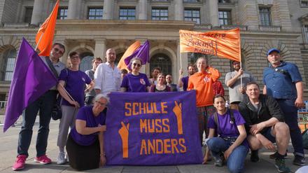 Eine Mahnwache der Kampagne "Schule muss anders" findet derzeit vor dem Berliner Abgeordnetenhaus statt.