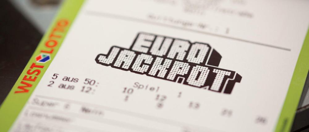 Ein ausgedrucktes Eurojackpot-Los liegt in einer Lotto-Annahmestelle. 