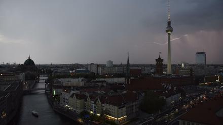 Gewitter über der Museumsinsel in Berlin-Mitte.