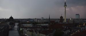 Gewitter über der Museumsinsel in Berlin-Mitte.
