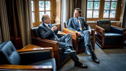 Der Bundeskanzler redet bei einem Besuch in Den Haag mit dem niederländischen Premier. 