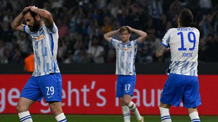 Das darf doch nicht wahr sein. Lucas Tousart, Maximilian Mittelstädt und Stevan Jovetic (von links nach rechts) sehen das Unheil kommen. 