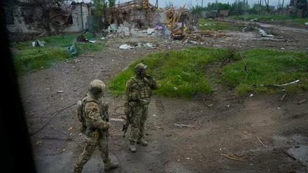 Russische Soldaten gehen während einer Evakuierung in Mariupol die Straße zum belagerten Stahlwerk Azovstal entlang.