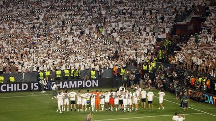 Symbiose. Mannschaft und Fans der Eintracht feiern den Sieg im Elfmeterschießen.