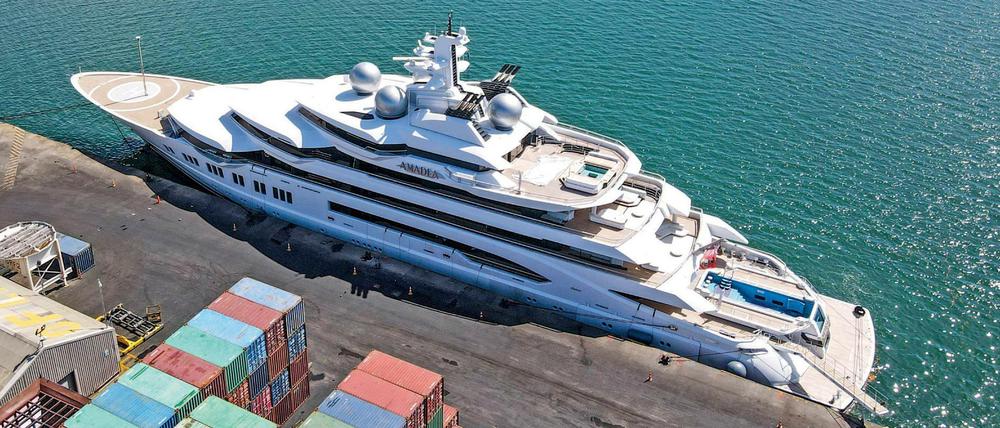 Die Superyacht "Amadea" liegt in der Queens Wharf vor Anker.