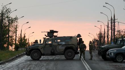 Ein russischer Kontrollposten in Mariupol. Die ukrainischen Kämpfer haben das Stahlwerk noch nicht aufgegeben.