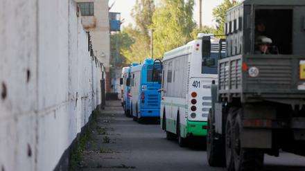 Busse mit ukrainischen Soldaten, die aus dem belagerten Stahlwerk Asovstal in Mariupol evakuiert wurden, standen am Dienstag in der Nähe eines Gefängnisses in einem Gebiet der „Volksrepublik“ Donezk im Osten der Ukraine. 