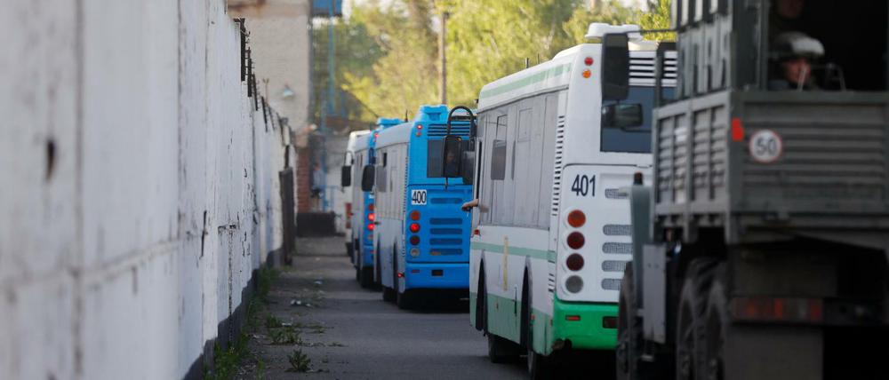 Busse mit ukrainischen Soldaten, die aus dem belagerten Stahlwerk Asovstal in Mariupol evakuiert wurden, standen am Dienstag in der Nähe eines Gefängnisses in einem Gebiet der „Volksrepublik“ Donezk im Osten der Ukraine.