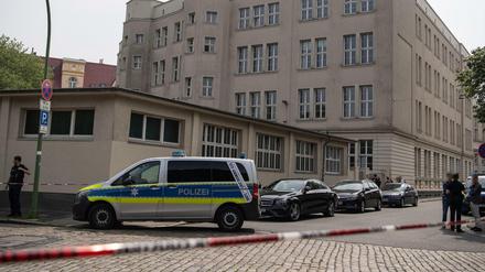 Einsatzkräfte der Polizei stehen vor einem Gymnasium in Bremerhaven.