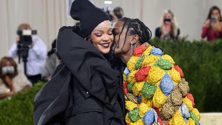 Die US-Sänger Rihanna and A$AP Rocky sind offenbar Eltern eines Sohnes geworden.