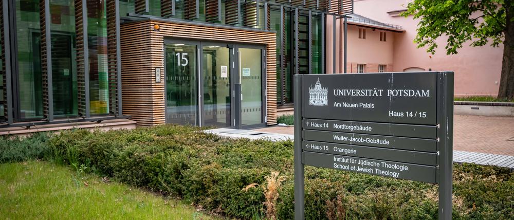Der bisherige Rektor des Abraham-Geiger-Kollegs, Rabbiner Walter Homolka, übt seine Ämter in der jüdischen Gemeinschaft und an der Universität Potsdam bis zur Klärung des Sachverhalts nicht aus.