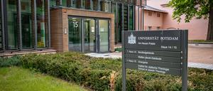 Der bisherige Rektor des Abraham-Geiger-Kollegs, Rabbiner Walter Homolka, übt seine Ämter in der jüdischen Gemeinschaft und an der Universität Potsdam bis zur Klärung des Sachverhalts nicht aus.