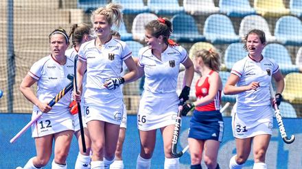 So einfach wird das nicht. Für Charlotte Stapenhorst (links) und deutsche Team, hier am 5. Mai beim 4:1 gegen England, werden es zwei harte Spiele gegen Argentinien. 