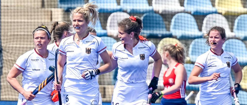 So einfach wird das nicht. Für Charlotte Stapenhorst (links) und deutsche Team, hier am 5. Mai beim 4:1 gegen England, werden es zwei harte Spiele gegen Argentinien. 