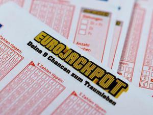 Lottoscheine mit der Aufschrift „Eurojackpot“ 
