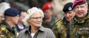 Bundesverteidigungsministerin Christine Lambrecht (SPD) und Oberst Andreas Brendel, aufgenommen bei einem Appell in der Fürst-Wrede-Kaserne.