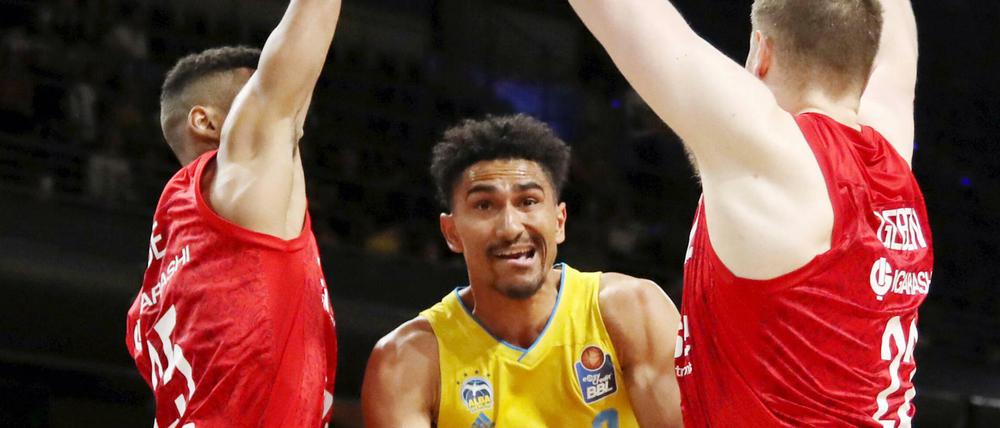 Durch die Mitte. Maodo Lo steht mit Alba gegen Bamberg (li. Kenneth Ogbe, re. Marinas Geben) kurz vor dem Einzug ins Halbfinale.